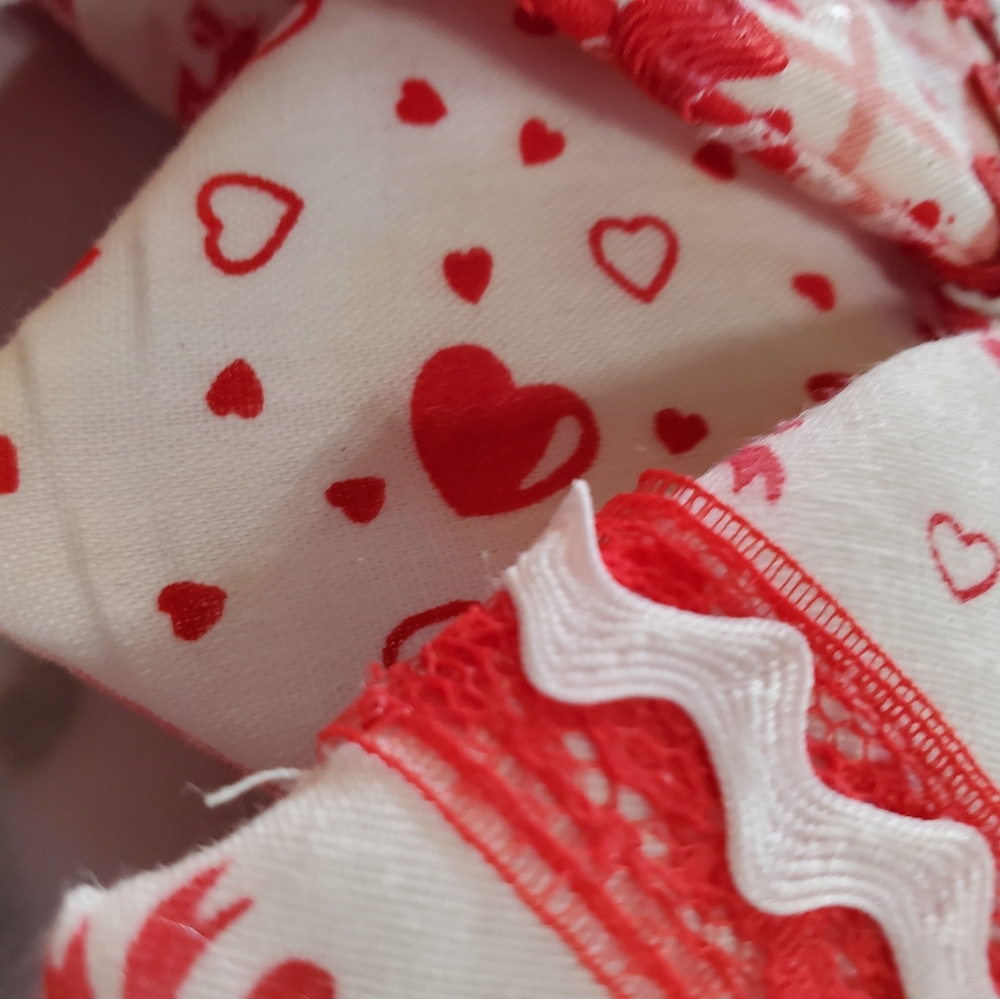 Valentine's Day Wreath & Home is Where the Heart Is figure - Picture 9 of 16